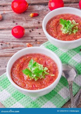  Gazpacho Andalou: Un délice rafraîchissant à base de légumes crus et une explosion savoureuse d'arômes espagnols !