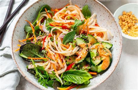  La Salade de Nouilles de Tianshui: Un Délice Frais et Piquant pour Éveiller Vos Papilles !