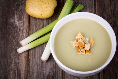  La soupe aux pommes de terre et aux champignons sauvages de Suqian : Un délice Umami qui réchauffe le corps et l'âme !