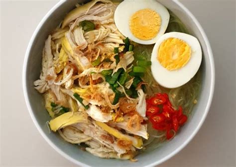  Soto Ayam: Un délicieux bouillon épicé qui vous transporte dans les rues animées de Semarang !