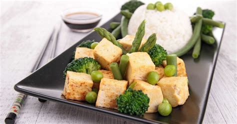  Le Tofu Fraîcheur aux Amandes Sucrées : Une symphonie de textures et saveurs délicates!