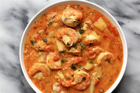  Moqueca de Camarão: Une symphonie de saveurs épicées dansant avec la fraîcheur des fruits de mer !