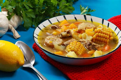  Sancocho de Gallina: Un Plat Savoureux à Base de Bouillon Doré et d'Épices Envolantes!